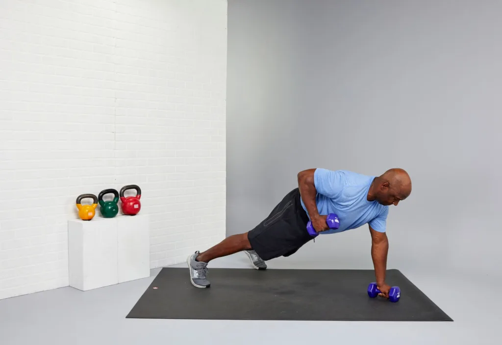 Plank-Row (Renegade Row dengan Dumbbell Ringan)