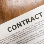 Dokumen kontrak perjanjian pembayaran di atas meja kayu